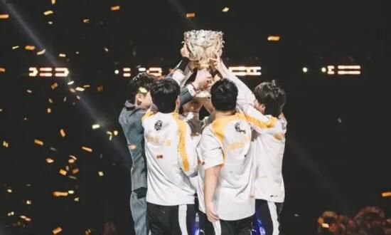 强势压制！ EDward Gaming 在三路优势滚雪球后，毫发无损地击败了 LGD Gaming 。