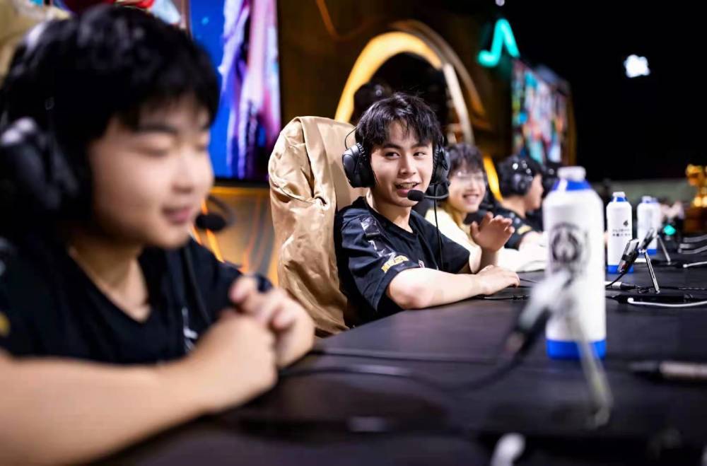 Anyone's Legend 赢得了比赛，并确认晋级2025 LPL 淘汰赛的第一阶段